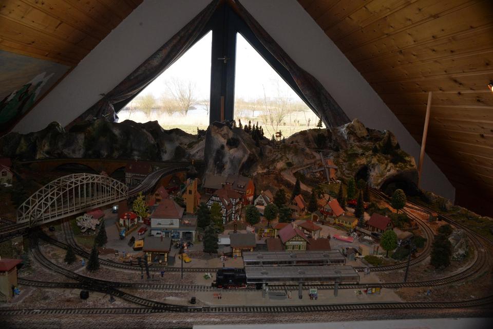 Ökologisch gebautes Holzhaus mit großem Nebengebäude – Bild 30