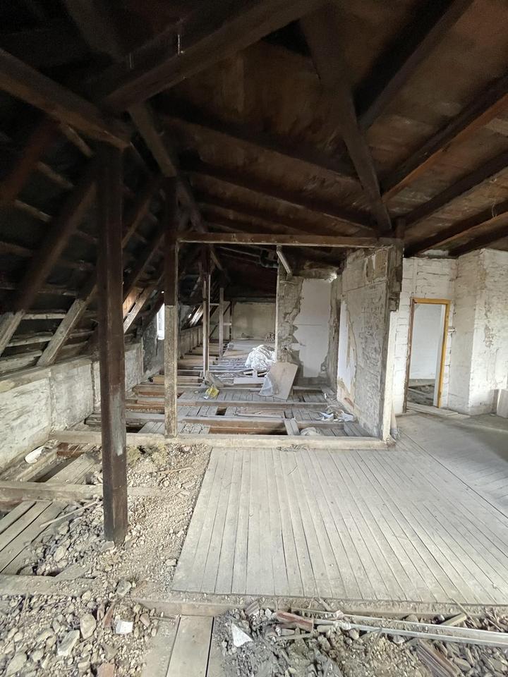 DG-Rohbau mit Vision – 220 m² & genehmigter Dachterrasse, Dachsanierung notwendig