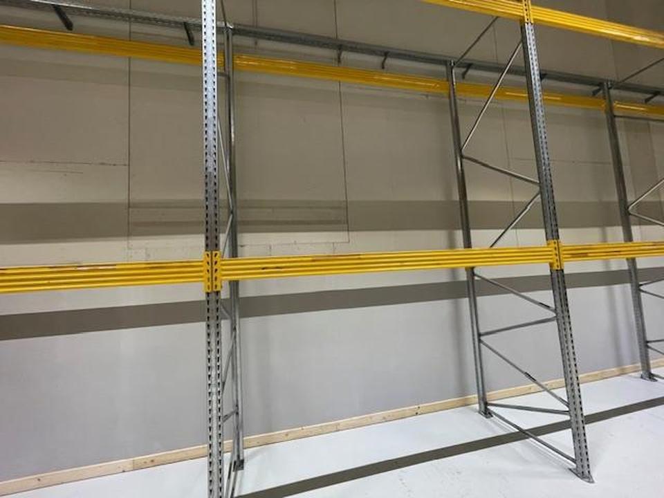 Moderne Logistikhalle / Montagehalle mit kleiner Bürofläche und WCs – Bild 6