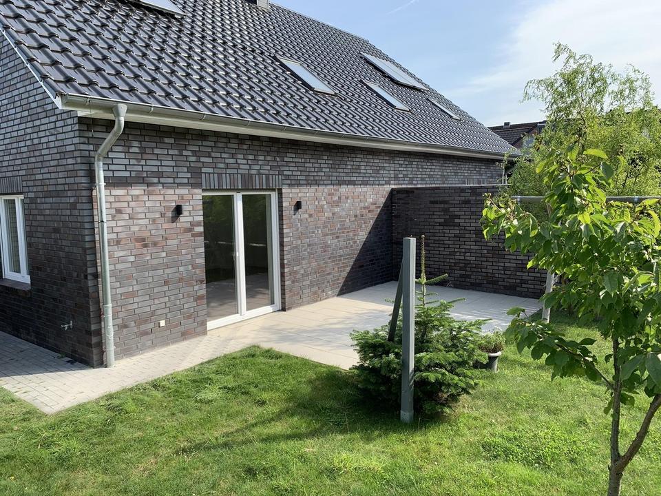 Modern wohnen in Lüneburg – stilvolle Doppelhaushälfte mit Garten & Carport