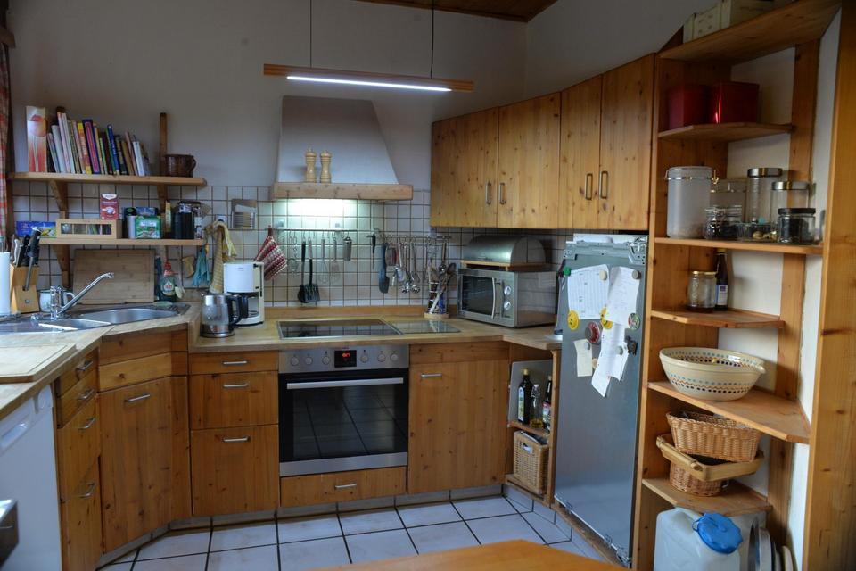 Ökologisch gebautes Holzhaus mit großem Nebengebäude – Bild 16