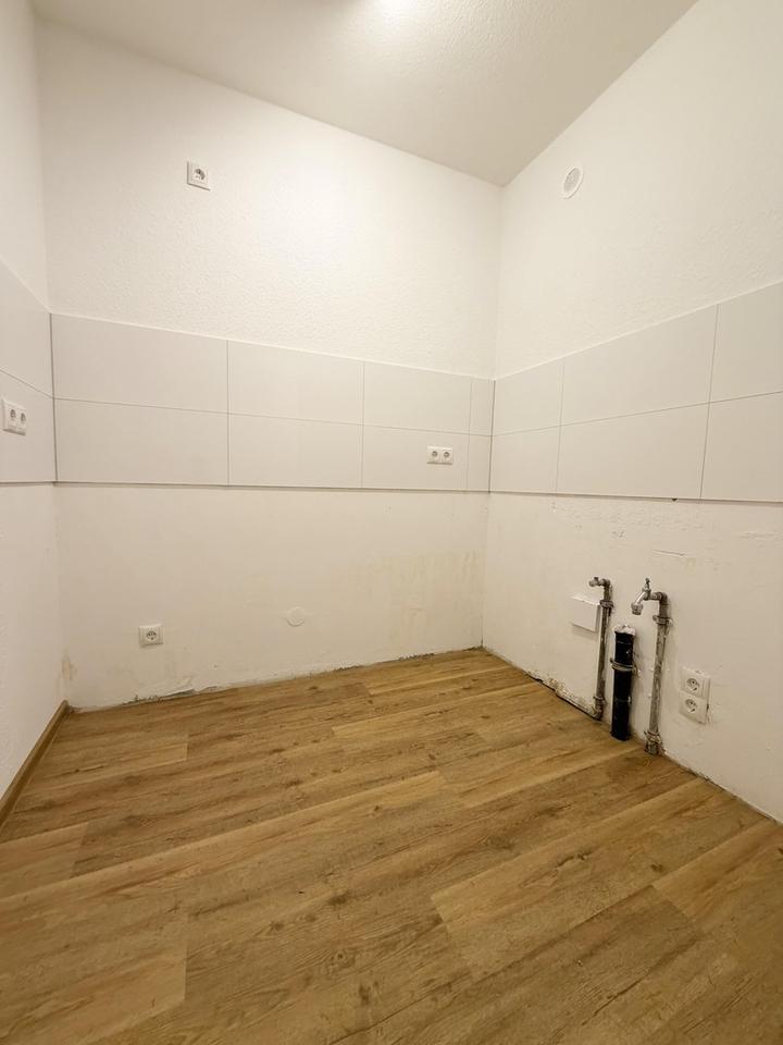 Leerstehend & frisch saniert: 2-Zimmer-Wohnung mit Loggia in bester Lage – Bild 5