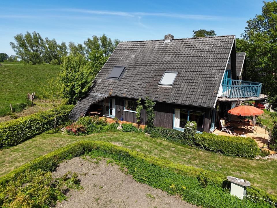 Ökologisch gebautes Holzhaus mit großem Nebengebäude – Bild 4