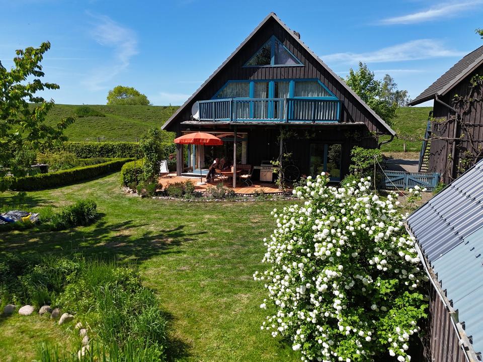 Ökologisch gebautes Holzhaus mit großem Nebengebäude – Bild 2