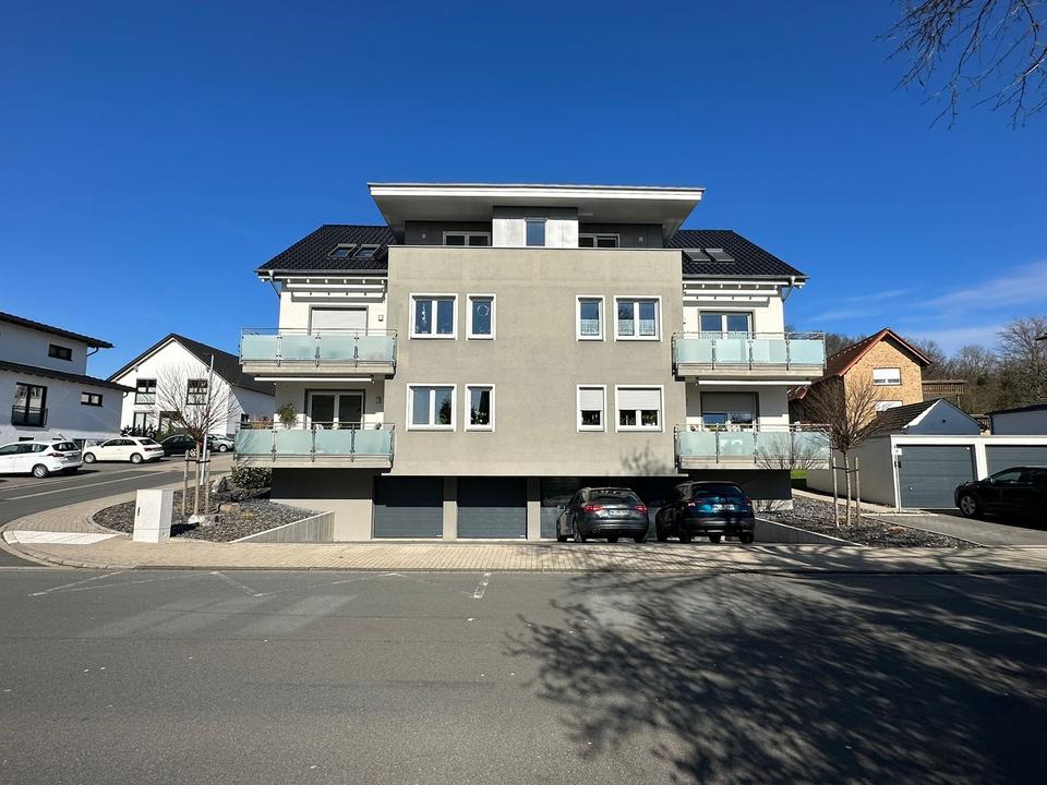 Moderne helle Erdgeschoss Wohnung mit Balkon – Bild 2